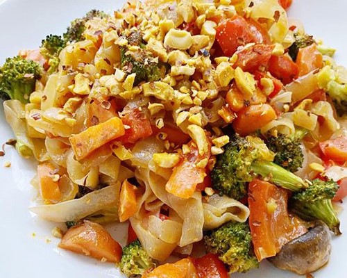 Miracle Noodle Pad Thai with Crushed Thai Curry Cashews