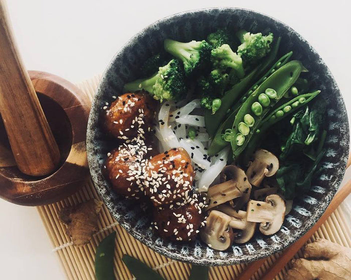 Asian Buddha Bowl with Quinoa-Chili-Balls